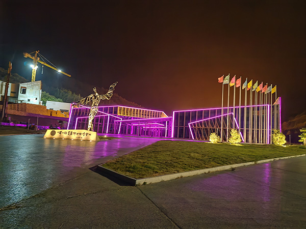 城市亮化是现代城市建设的重要组成部分,它不仅可以美化城市的夜景,还能提升城市的整体形象。随着科技的不断进步,城市亮化也得到了更多的关注和创新。本文将介绍一些关于城市亮化的创意和技术,帮助读者了解城市亮化的重要性以及如何进行凉州城市亮化的规划和实施。 城市亮化是现代城市建设的重要组成部分,它不仅可以美化城市的夜景,还能提升城市的整体形象。随着科技的不断进步,城市亮化也得到了更多的关注和创新。本文将介绍一些关于城市亮化的创意和技术,帮助读者了解凉州城市亮化的重要性以及如何进行凉州城市亮化的规划和实施。